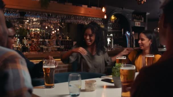 Αφρο-Αμερικανίδα φίλη αγκαλιά γιορτάζει στο δείπνο — Αρχείο Βίντεο