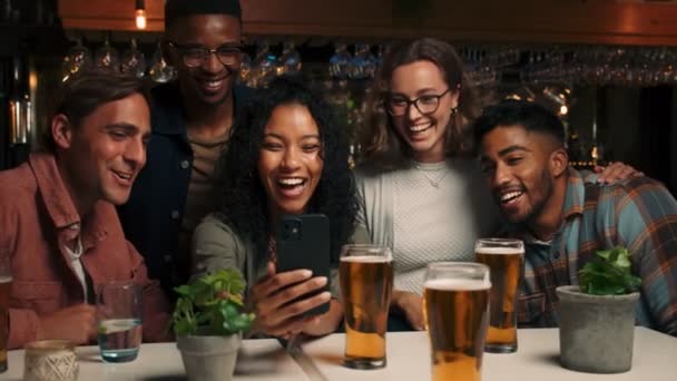 Diverso grupo de amigos hablando en videollamada en el restaurante — Vídeos de Stock