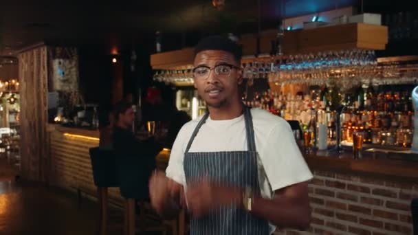 Serveur afro-américain se préparer pour le travail au restaurant — Video