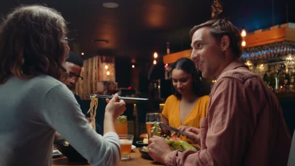 Olika grupper av människor äter ute till middag njuter av måltid tillsammans — Stockvideo