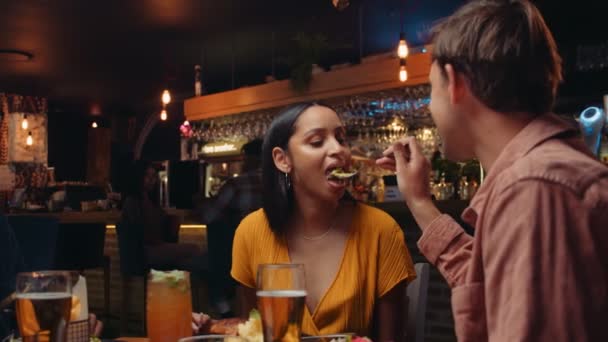 Olika grupper av vänner ute på middag matar varandra mat — Stockvideo