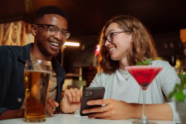 Meslektaşları akşam yemeği için hücresel cihazları kontrol ediyor.