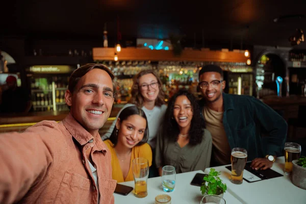 Diverso grupo de amigos que salen a cenar tomando selfie — Foto de Stock