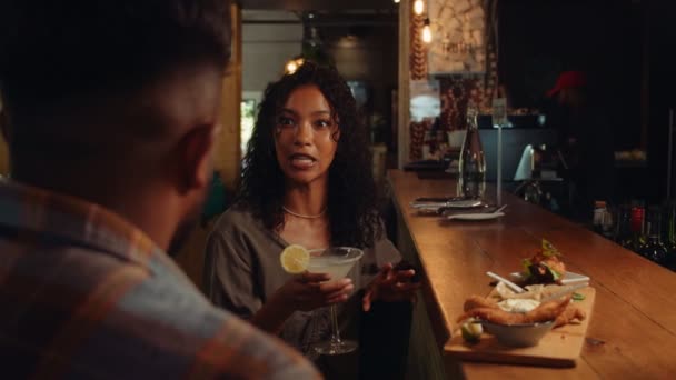 Афроамериканка на свидании с парнем, пьющим коктейли — стоковое видео