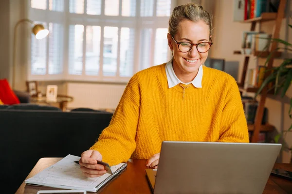 Caucasian female freelance working working in living room — 图库照片