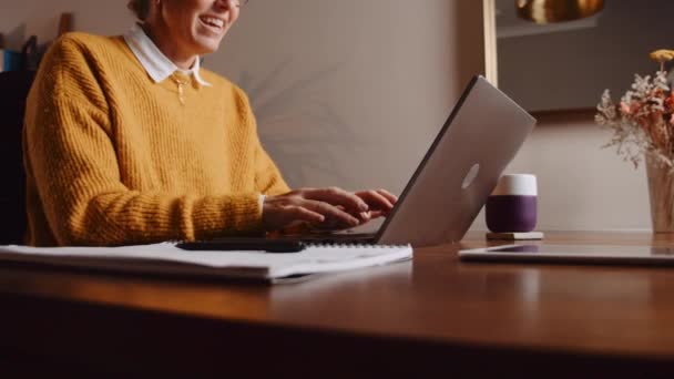 Mujer de negocios caucásica mujer que trabaja desde casa escribiendo en el ordenador portátil — Vídeo de stock