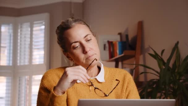 Белая женщина работает из дома на ноутбуке — стоковое видео