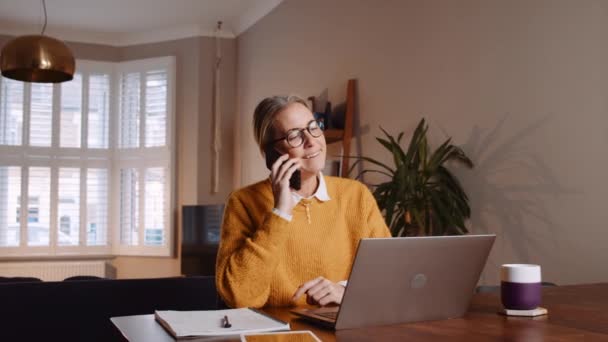 Caucasian business woman working from home on business call — Vídeo de Stock