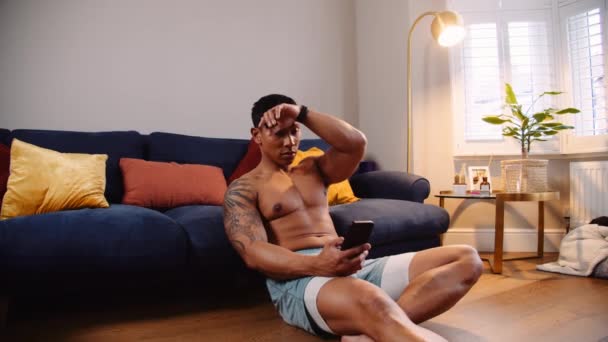 Asian Man mengambil istirahat pada ponsel — Stok Video
