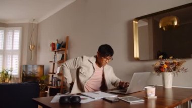 Sırtını geren genç Asyalı adam