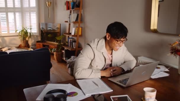 Молодой азиатский мужчина машет на видео-звонок — стоковое видео