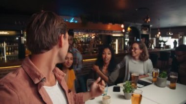 Çeşitli arkadaş grupları dışarı. Akşam yemeği için vlog tarzında selfie çekmek