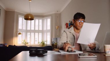 Asyalı genç adam not alıyor.