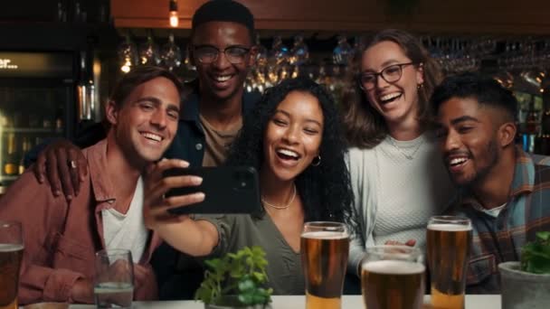 Diverse vriendengroep neemt selfies in restaurant — Stockvideo