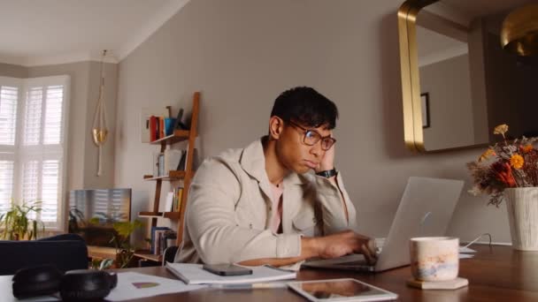 Mladý asijský muž studium online — Stock video