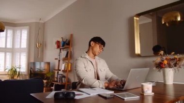 Asyalı erkek boynu tutulmuş. 