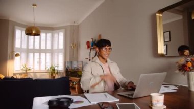 Asyalı erkek evde konferans görüşmesi yapıyor.