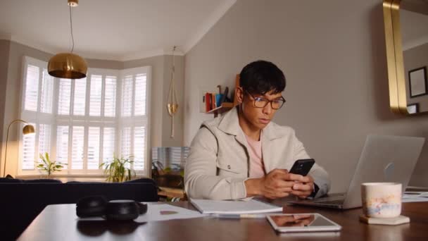 Улыбающийся Счастливый Азиатский Мужчина Пишет Смс Свой Мобильный Высококачественные Кадры — стоковое видео