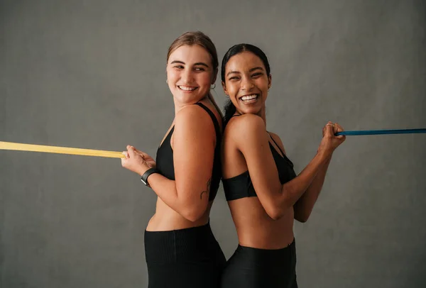 Δύο Κορίτσια Έχουν Πολλή Διασκέδαση Πλάτη Πλάτη Τραβώντας Ένα Σχοινί — Φωτογραφία Αρχείου