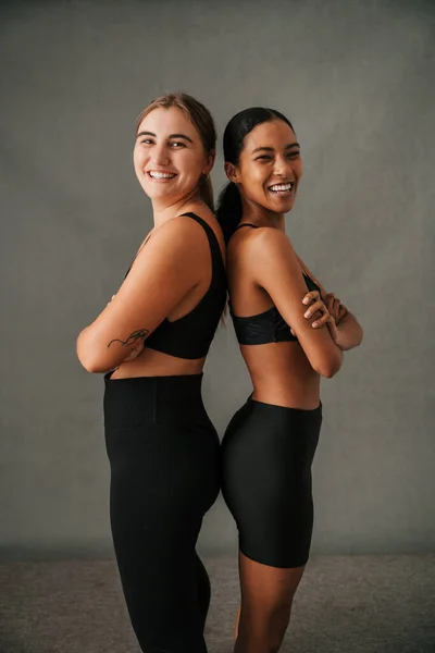 Girlfriends Standing Sportswear Back Back Very Happy Gym Studio High — Stock Photo, Image