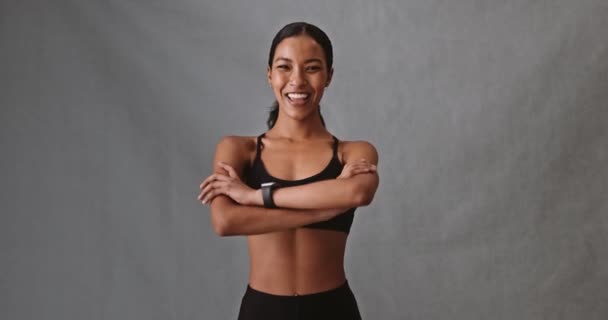 Žena Smíšená Rasa Skládající Ruce Velmi Šťastný Spokojený Svém Sportovním — Stock video