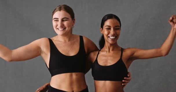 两个女性朋友笑着高兴地在健身房后伸展手臂肌肉 高质量的4K镜头 — 图库视频影像