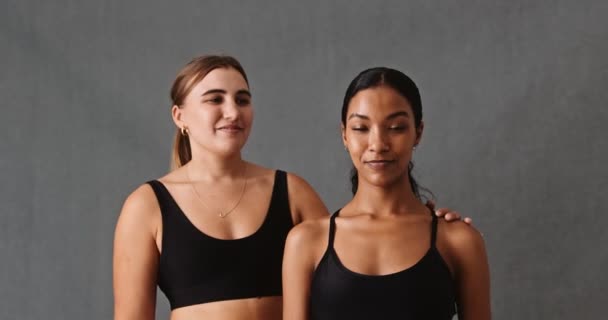 Zblízka Dva Přátelé Smějí Vtipu Józe Třídy Jejich Sportovní Oblečení — Stock video