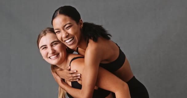 Крупним Планом Дві Дівчини Сміються Посміхаючись Просто Розважаються Перед Тренуванням — стокове відео