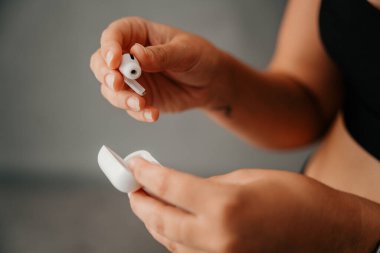 Dişi kulaklıkları stüdyodaki konteynıra geri koyuyor. Yüksek kalite fotoğraf