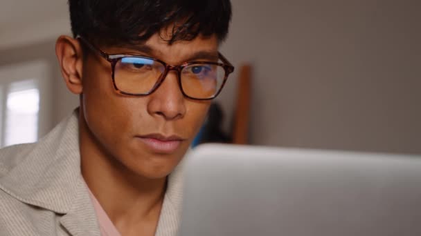 Серйозний Молодий Азіат Вчиться Інтернеті Кадри Високої Якості — стокове відео