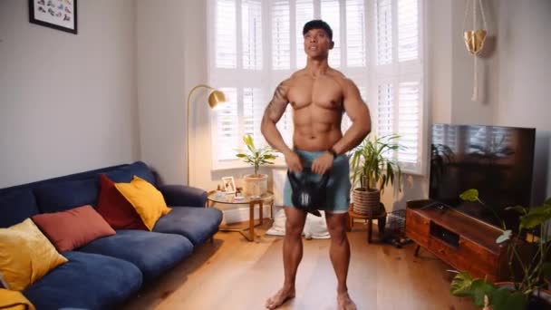 Yakışıklı Kaslı Asyalı Genç Erkek Oturma Odasında Ağırlığını Kaldırıyor — Stok video