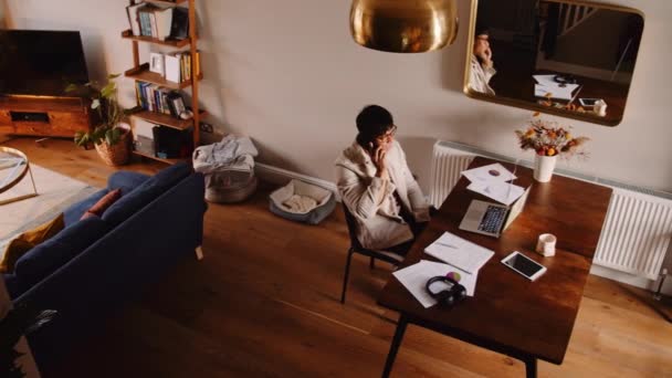 Jovem Asiático Seu Apartamento Sua Mesa Conversando Com Ele Seu — Vídeo de Stock