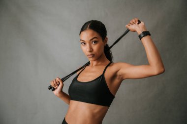 Çok ırklı bir kadın stüdyoda ip atlarken poz veriyor. Yüksek kalite fotoğraf