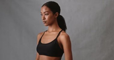 Genç melez kadın ellerini kalçasına koyduğunda çok ciddi görünüyor. Yüksek kalite 4k görüntü