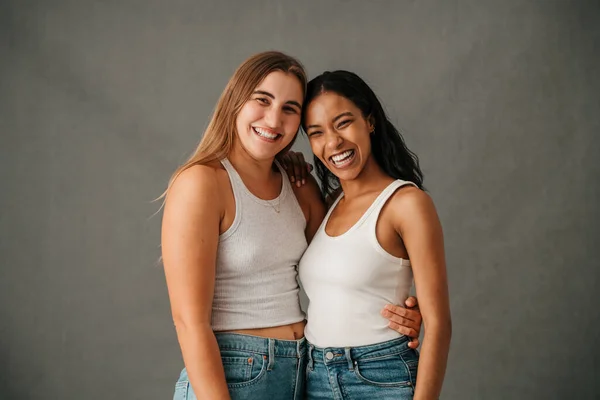 Δύο Κοπέλες Φίλες Casual Φόρεμα Ποζάρουν Για Φωτογραφία Στο Στούντιο — Φωτογραφία Αρχείου