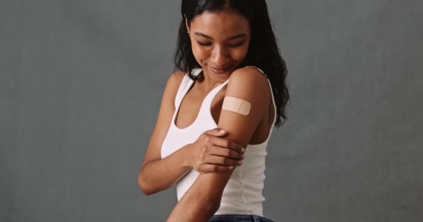 Junge Mischlingshündin Lässig Gekleidet Berührt Ihren Arm Der Eine Bandhilfe — Stockvideo