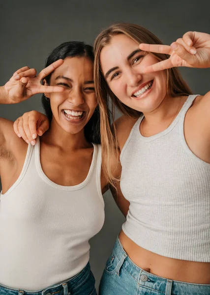 Two Casual Dressed Females Jeans Shit Making Piece Symbol High — Φωτογραφία Αρχείου
