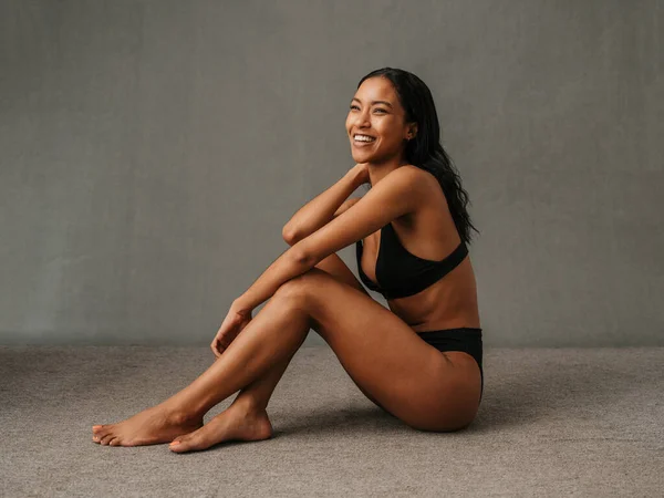 Lovely Smiling African American Female Sitting Studio Showing Her Well — Φωτογραφία Αρχείου