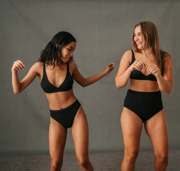 Две Женщины Разными Формами Тела Которые Весело Проводят Время Студии — стоковое фото