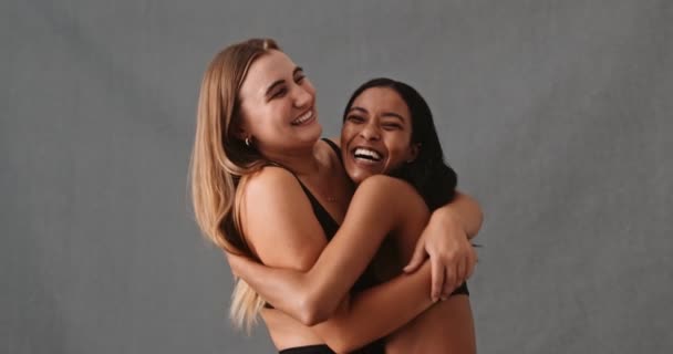 Két Fiatal Lány Gratulál Egymásnak Öleléssel Mosollyal Egy Remek Edzés — Stock videók