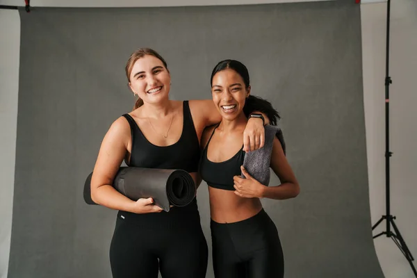Two Friends Arm Arm Happily Getting Ready Yoga Work Out — Φωτογραφία Αρχείου