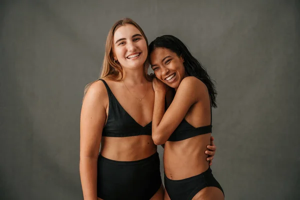 Çalışmaya başlamadan önce stüdyoda gülen ve gülümseyen iki kız arkadaş. Yüksek kalite fotoğraf