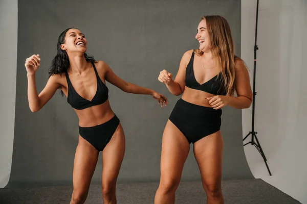 Две Счастливые Смеющиеся Разнообразные Женщины Танцуют Студии Нижнем Белье Высокое — стоковое фото