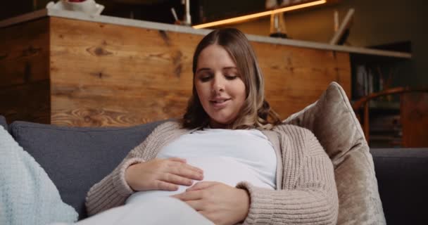 Pregnant Female Lying Sofa Gently Rubbing Her Tummy Her Apartment — 비디오