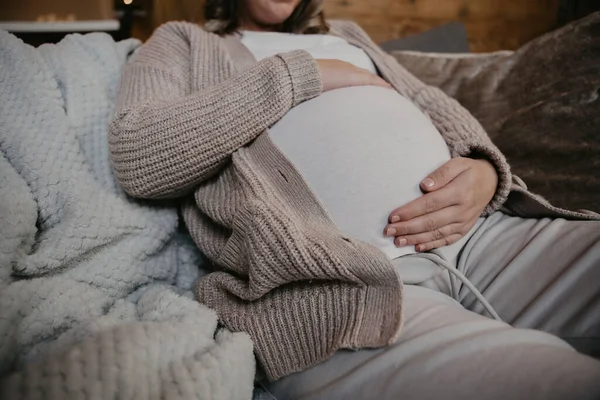 Mãe Para Estar Sentada Relaxando Sofá Embalando Sua Barriga Sua — Fotografia de Stock