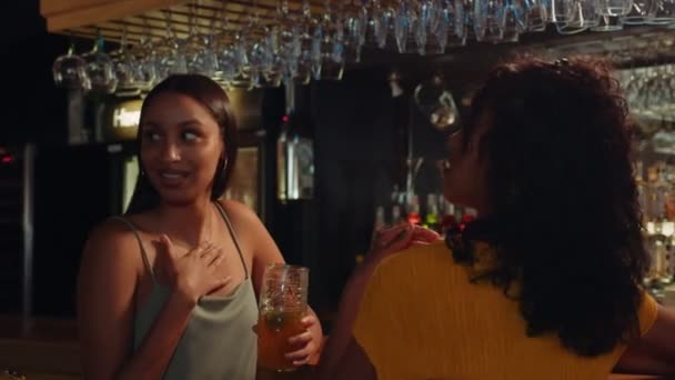 Biracial Φίλες Πίνουν Στο Μπαρ Κουβεντιάζοντας Υψηλής Ποιότητας Πλάνα — Αρχείο Βίντεο
