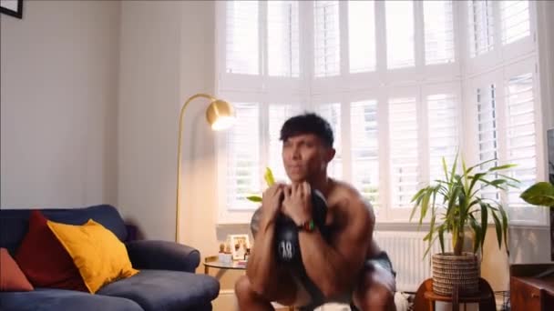 Asiatischer Mann Beim Kniebeugen Und Hanteln Seiner Wohnung Hochwertiges Filmmaterial — Stockvideo