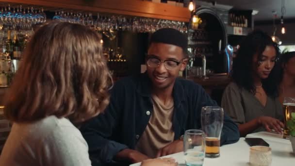 Çeşitli Arkadaş Grupları Restoranda Sohbet Ederek Eğleniyor Yüksek Kalite Görüntü — Stok video