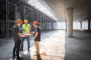 İnşaat alanında birlikte çalışan kendine güvenen bir mimar ekibi. Yeni bir başlangıç projesi hakkında tartışıyorlar. Mimar mühendisle proje hakkında konuştu. Mimari konsept.