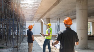 İnşaat alanında birlikte çalışan kendine güvenen bir mimar ekibi. Yeni bir başlangıç projesi hakkında tartışıyorlar. Mimar mühendisle proje hakkında konuştu. Mimari konsept.